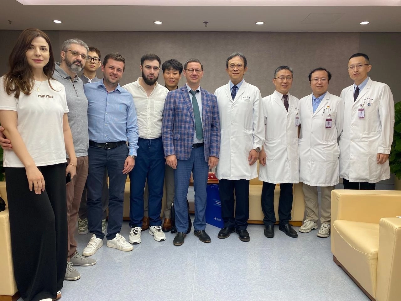 莫斯科国立谢东诺夫大学的心脏外科医生···